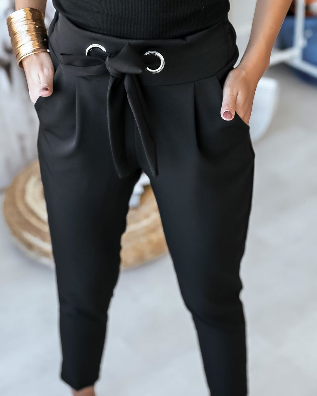 Pantalon femme taille haute – Coupe ajustée – Plis élégants – Ceinture nouée – Tissu respirant