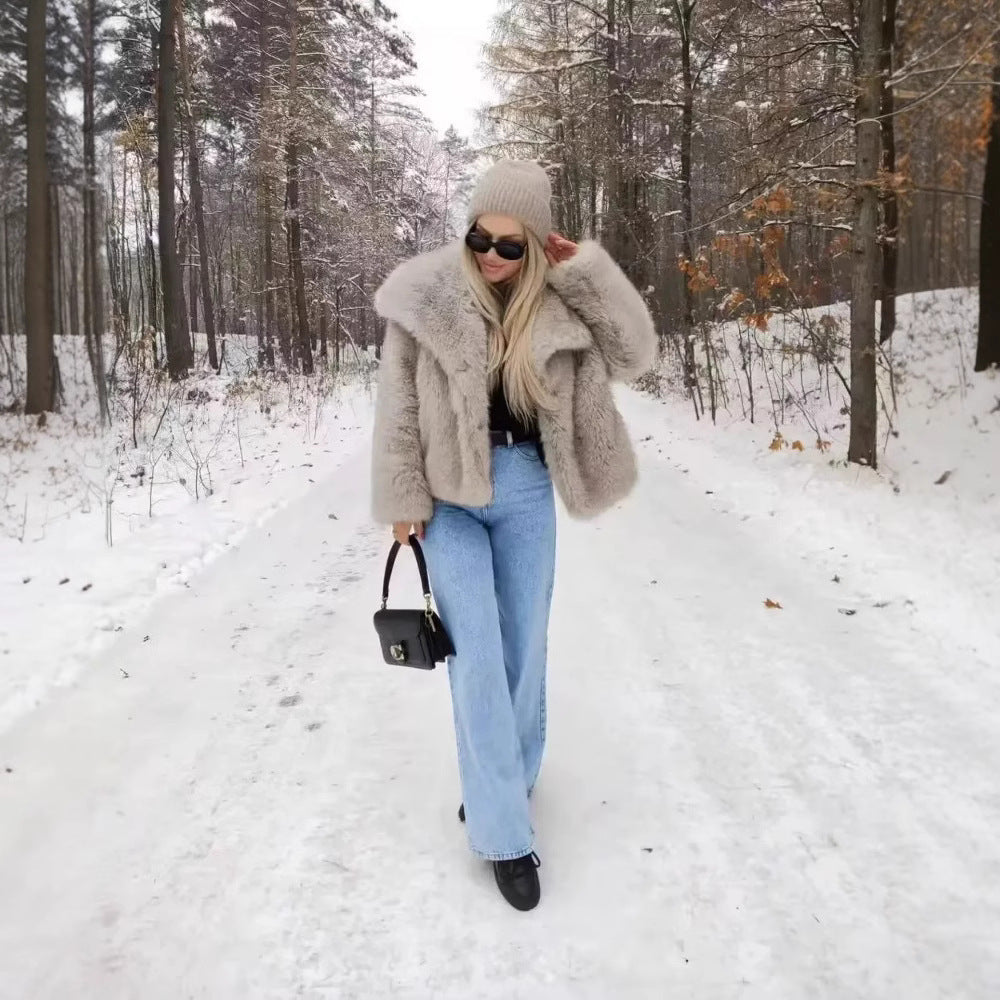 Women's Jacket in Faux Fur - Oversized Cut - Long Sleeves - Relaxed Silhouette