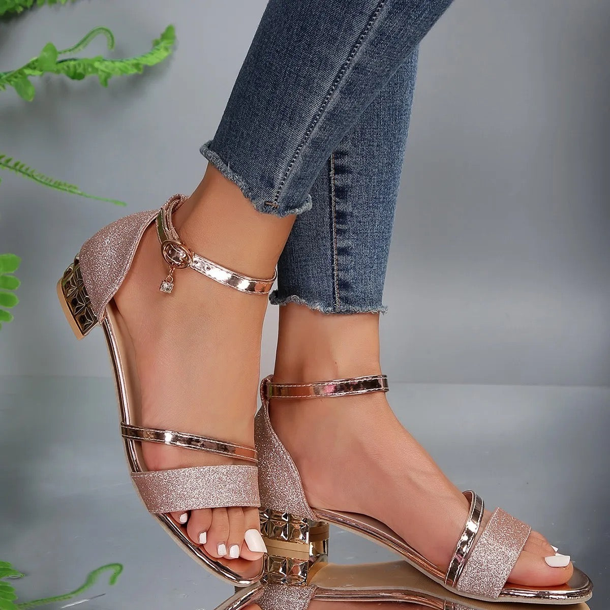 Sandales femme – Talon bloc bas – Bout ouvert – Bride cheville élégante