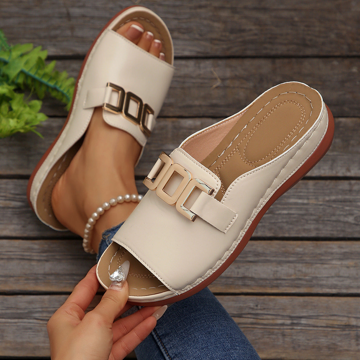 Sandales plateforme femme – Bout ouvert – Bride large – Détail métallique – Enfilage facile