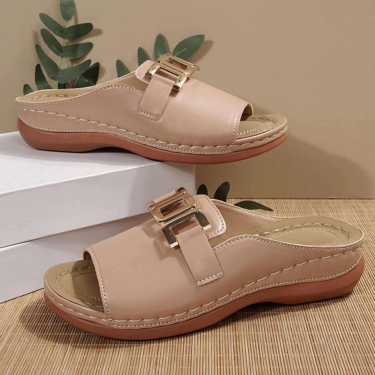 Sandales plateforme femme – Bout ouvert – Bride large – Détail métallique – Enfilage facile