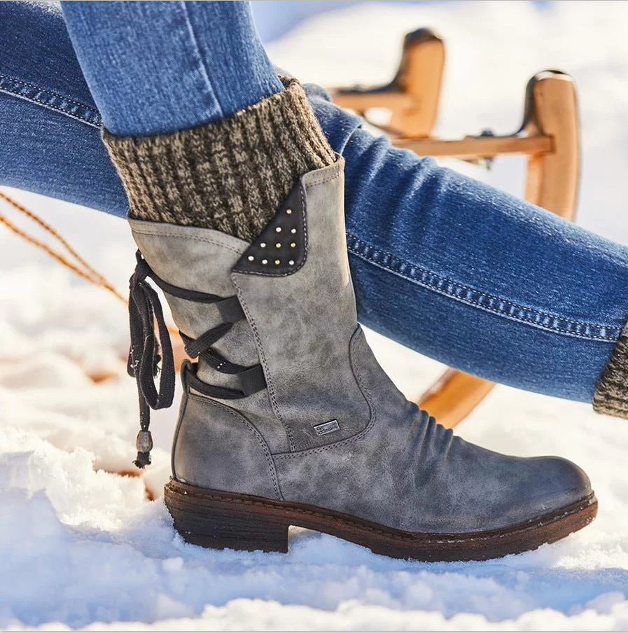 Bottines femme – Suède texturé – Semelle plate – Sangle et clous décoratifs
