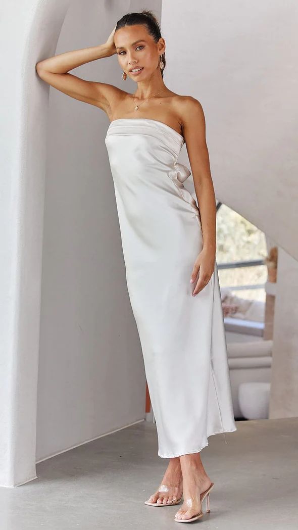 Robe Longue Femme – Satin Luxueux – Coupe Évasée – Sans Bretelles Élégante