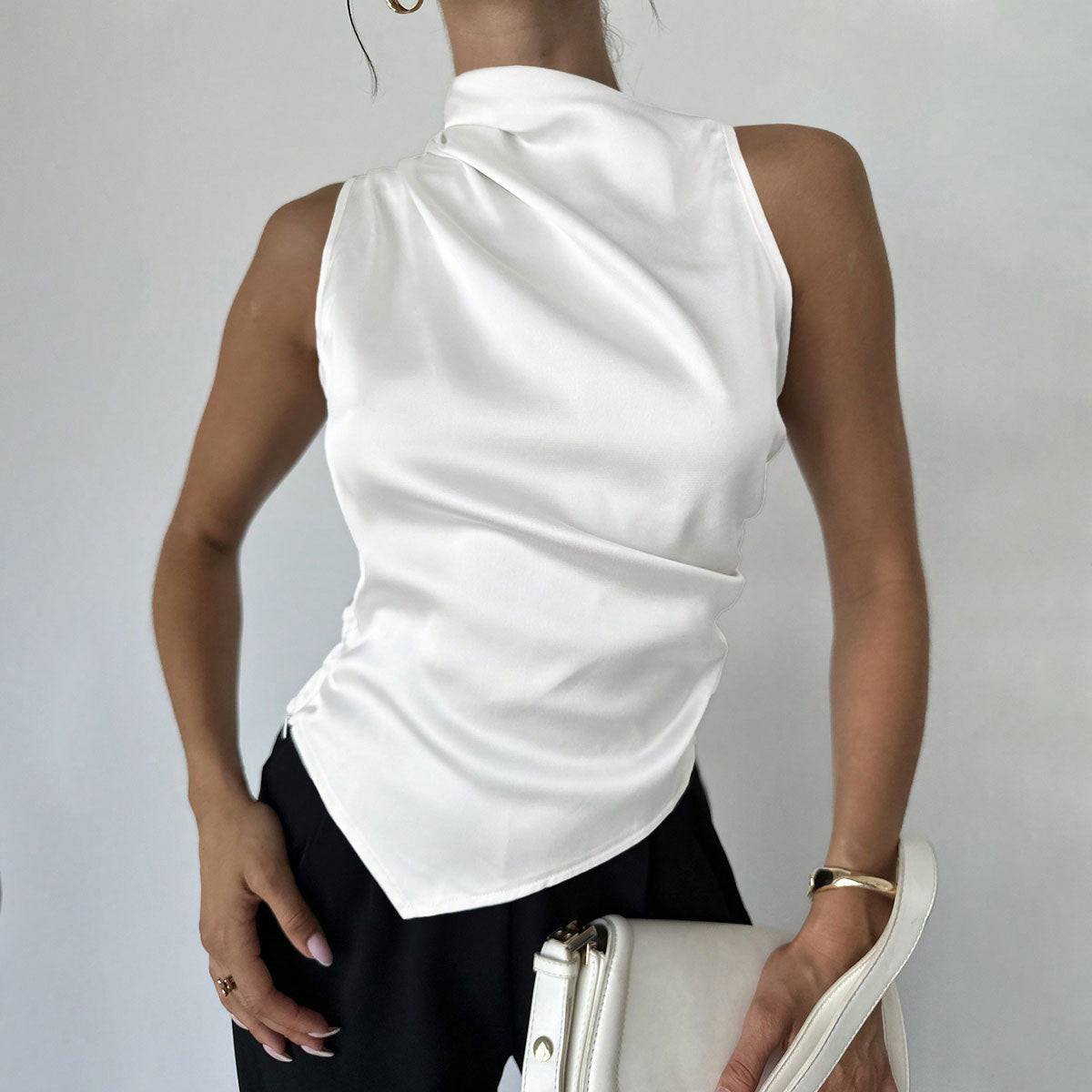 Blouse sans manches femme – Satin lisse – Coupe ajustée – Col montant drapé