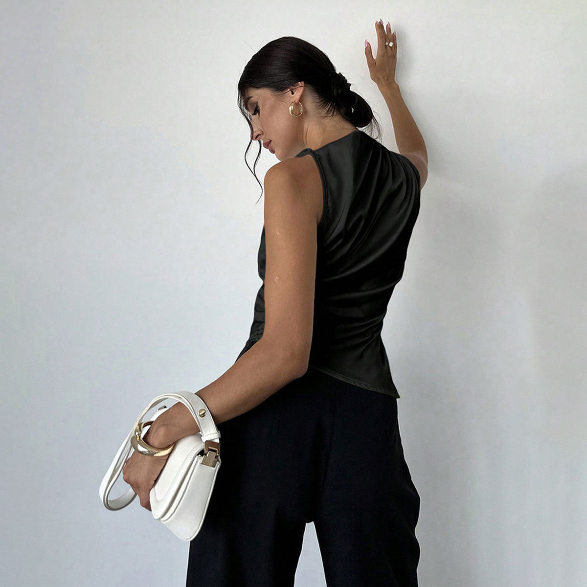 Blouse sans manches femme – Satin lisse – Coupe ajustée – Col montant drapé