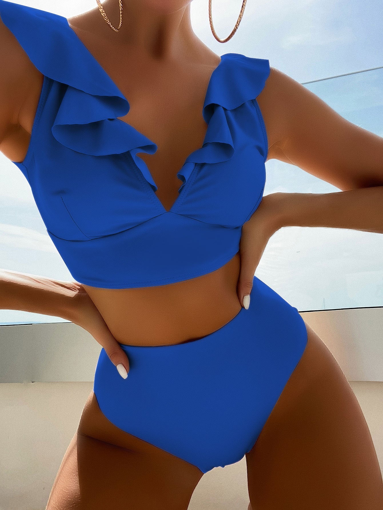 Bikini femme – Haut col V à volants – Bas taille haute – Tissu extensible respirant