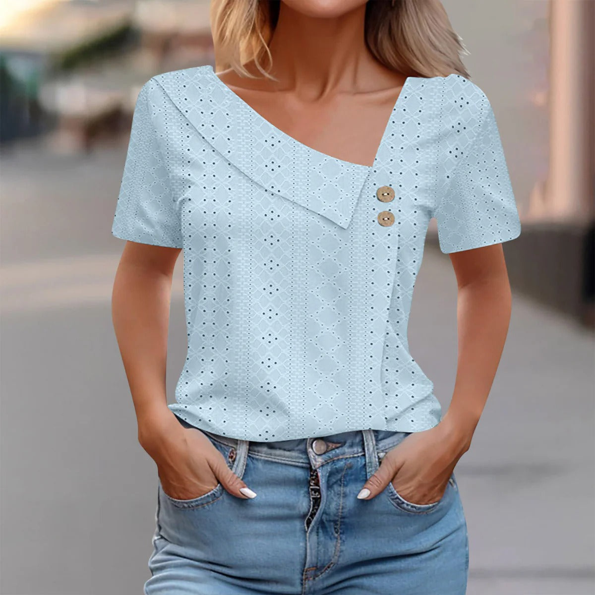Top Femme Ajusté – Tissu Brodé Respirant – Encolure Asymétrique – Boutons Décoratifs