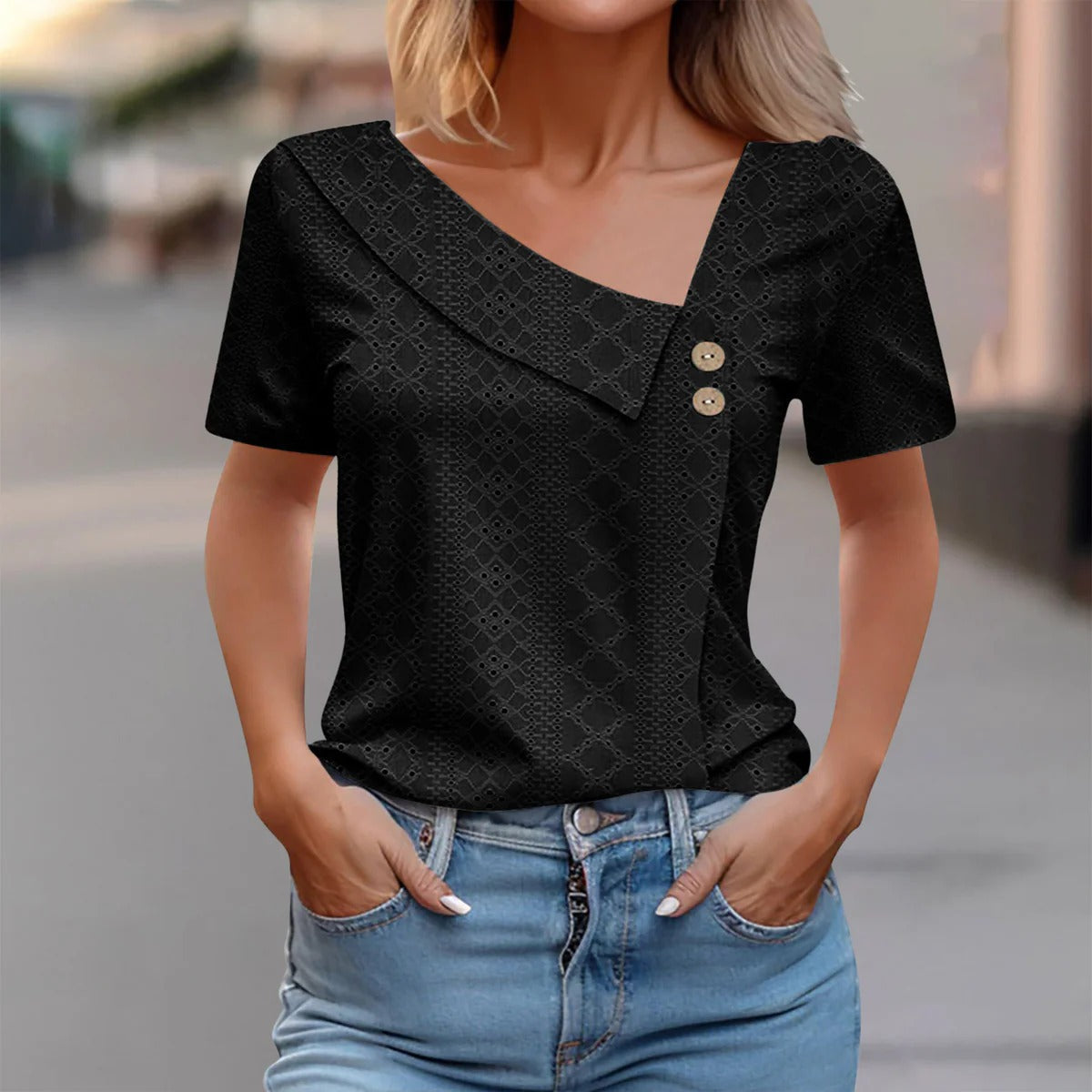 Top Femme Ajusté – Tissu Brodé Respirant – Encolure Asymétrique – Boutons Décoratifs