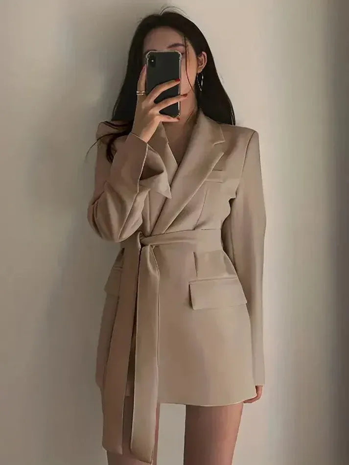 Robe Blazer Femme – Coupe Cintrée – Manches Longues – Taille Ceinturée – Mini