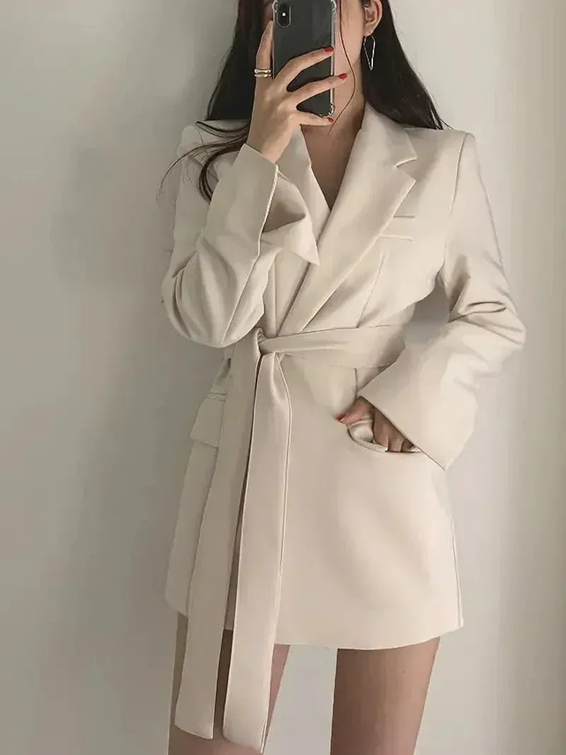 Robe Blazer Femme – Coupe Cintrée – Manches Longues – Taille Ceinturée – Mini