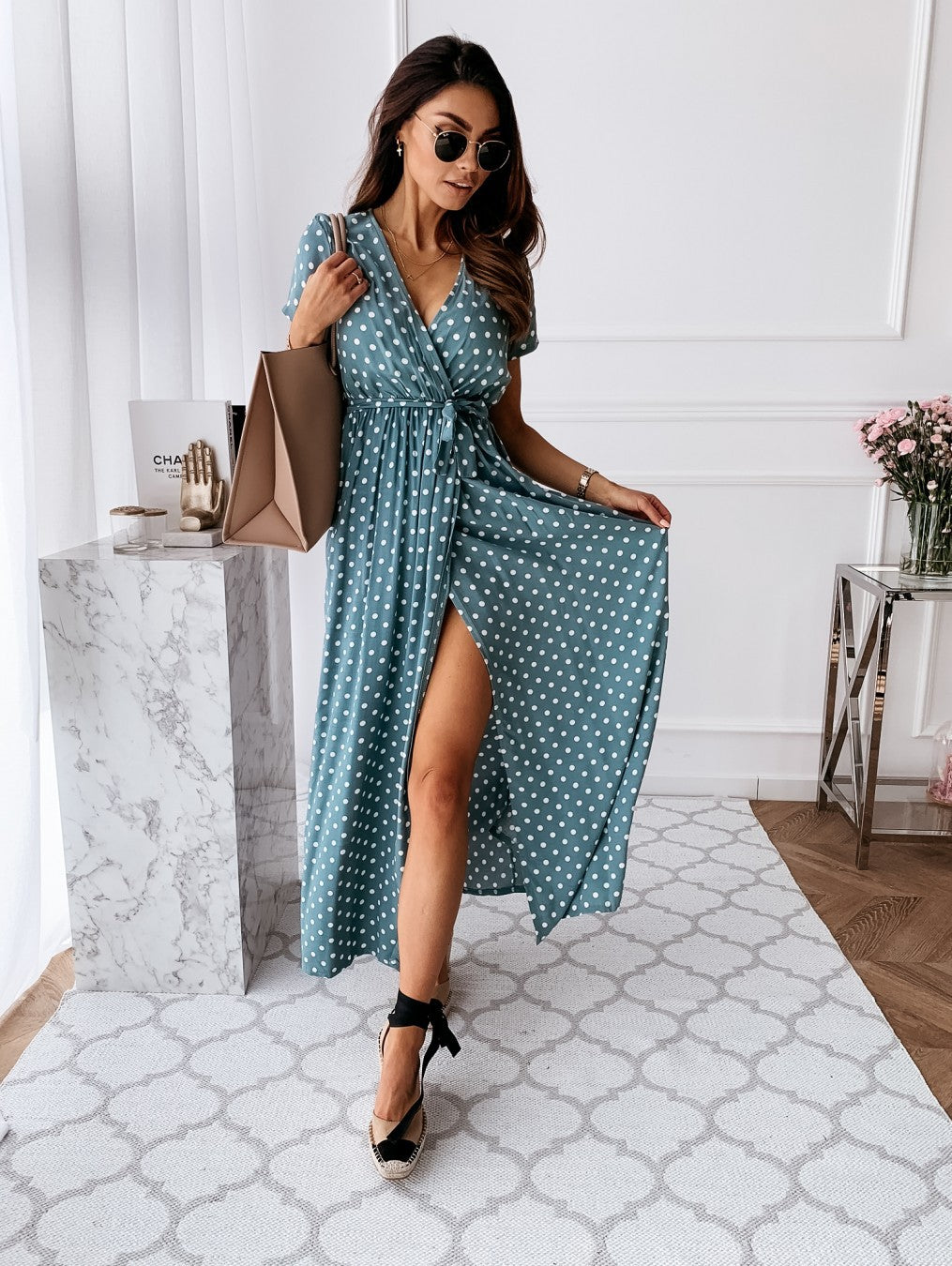 Robe portefeuille femme – Coupe fluide – Manches courtes – Fente haute – Motif à pois