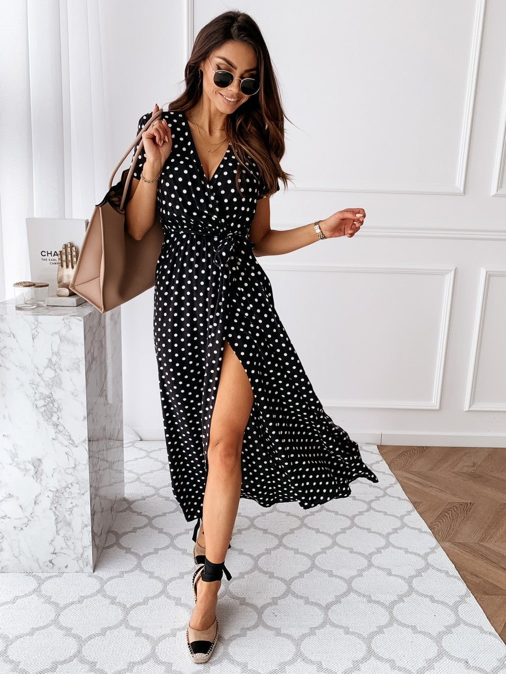 Robe portefeuille femme – Coupe fluide – Manches courtes – Fente haute – Motif à pois