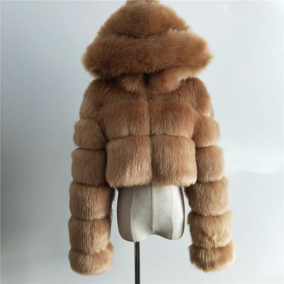 Manteau court à capuche en fourrure