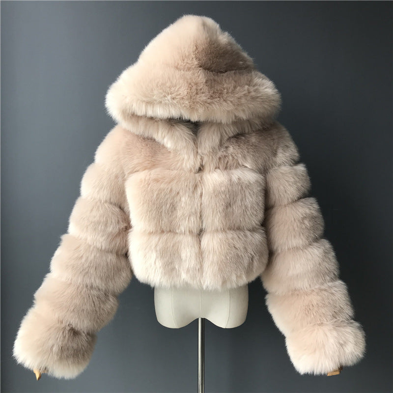 Manteau court à capuche en fourrure