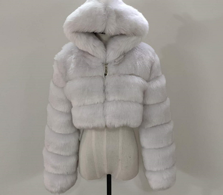 Manteau court à capuche en fourrure