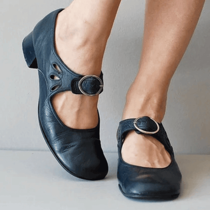 Sandales femme fermées – Bout rond – Talon bas – Bride réglable – Découpes élégantes