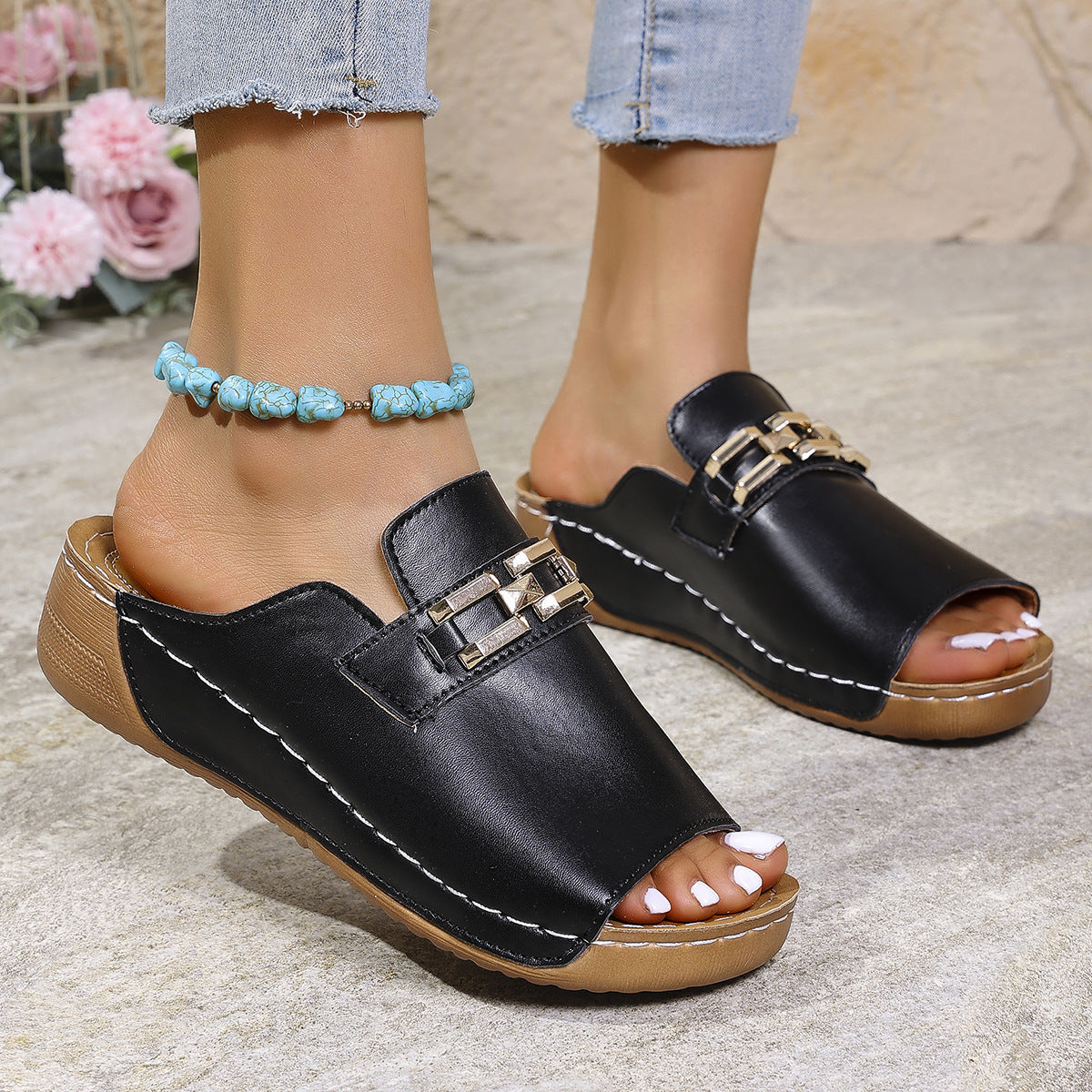 Sandales compensées femme – Bout ouvert – Enfilage facile – Boucles métalliques