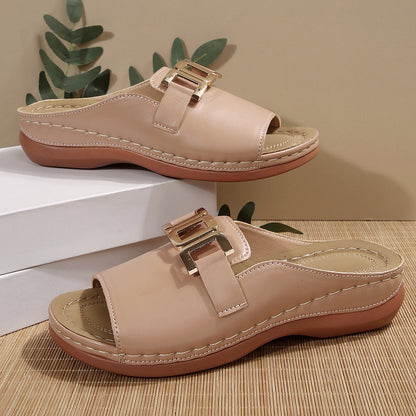 Sandales plateforme femme – Bout ouvert – Bride large – Détail métallique – Enfilage facile