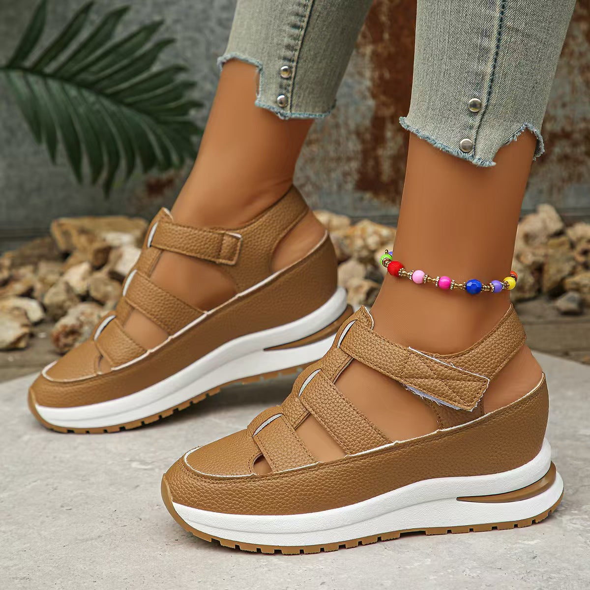 Sandales compensées femme – Bout fermé – Design ajouré – Bride réglable – Semelle plateforme