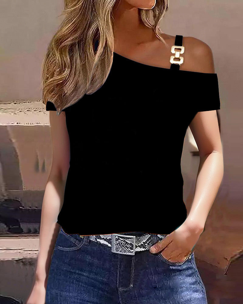 Haut femme – Coupe décontractée – Épaule dénudée – Bretelle chaîne – Motif script