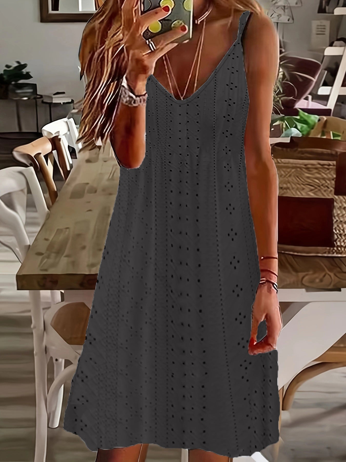 Mini robe pour femmes – Broderie élégante – Col en V – Bretelles fines