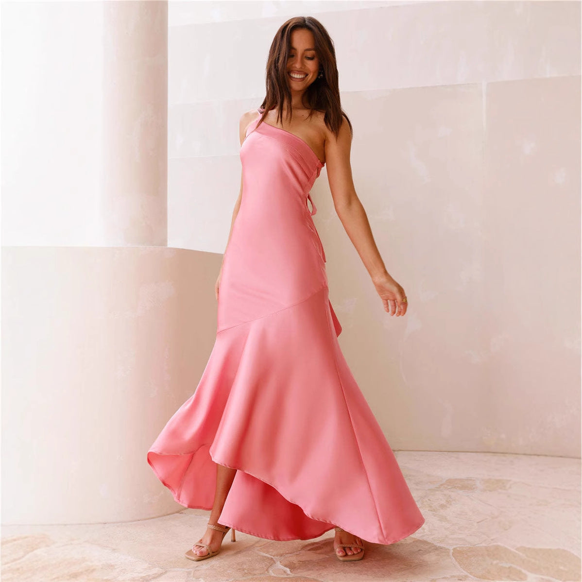 Robe femme – Coupe sirène – Satin élégant – Épaule asymétrique – Ourlet évasé