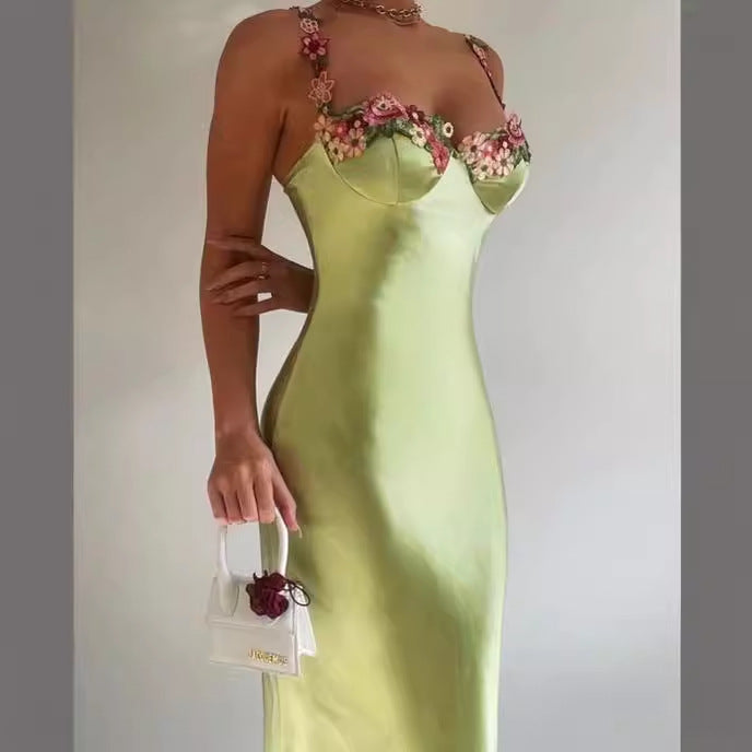 Robe longue femme – Coupe slim – Satin brillant – Décolleté cœur dentelle florale