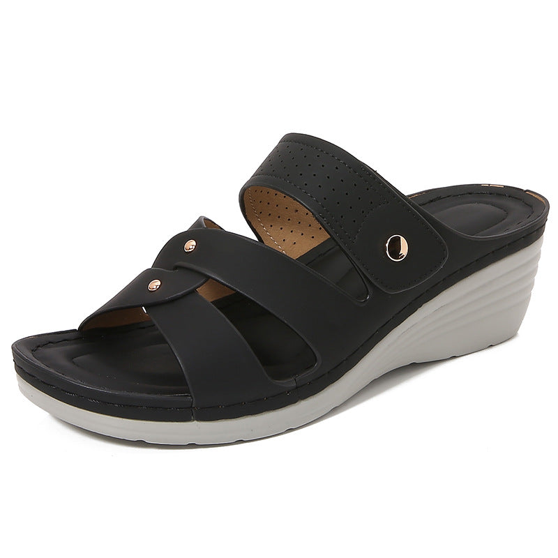Sandales compensées femme – Bout ouvert – Design à brides rivetées – Enfilage facile