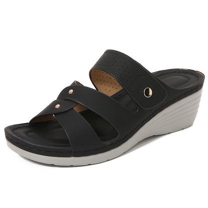 Sandales compensées femme – Bout ouvert – Design à brides rivetées – Enfilage facile