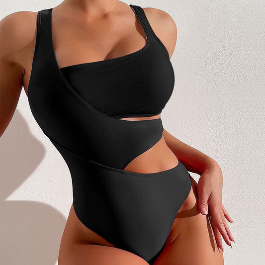 Maillot de bain femme une-pièce – Asymétrique – Découpe taille – Tissu stretch lisse