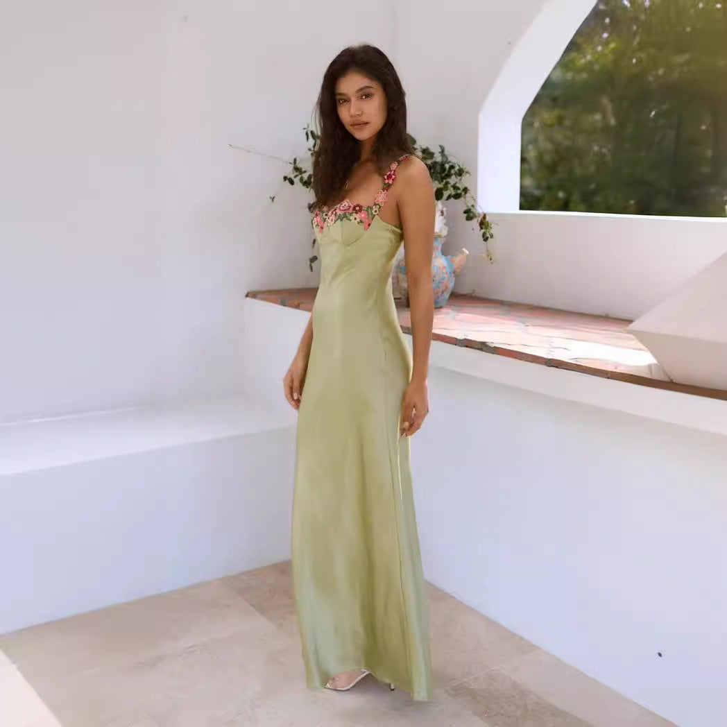 Robe longue femme – Coupe slim – Satin brillant – Décolleté cœur dentelle florale