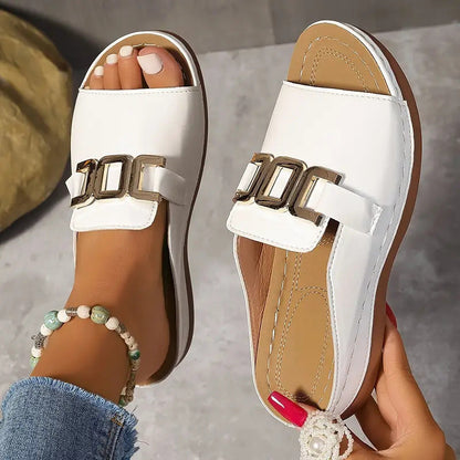 Sandales compensées femme – Bout ouvert – Semelle plateforme – Boucle métallique – Confort rembourré