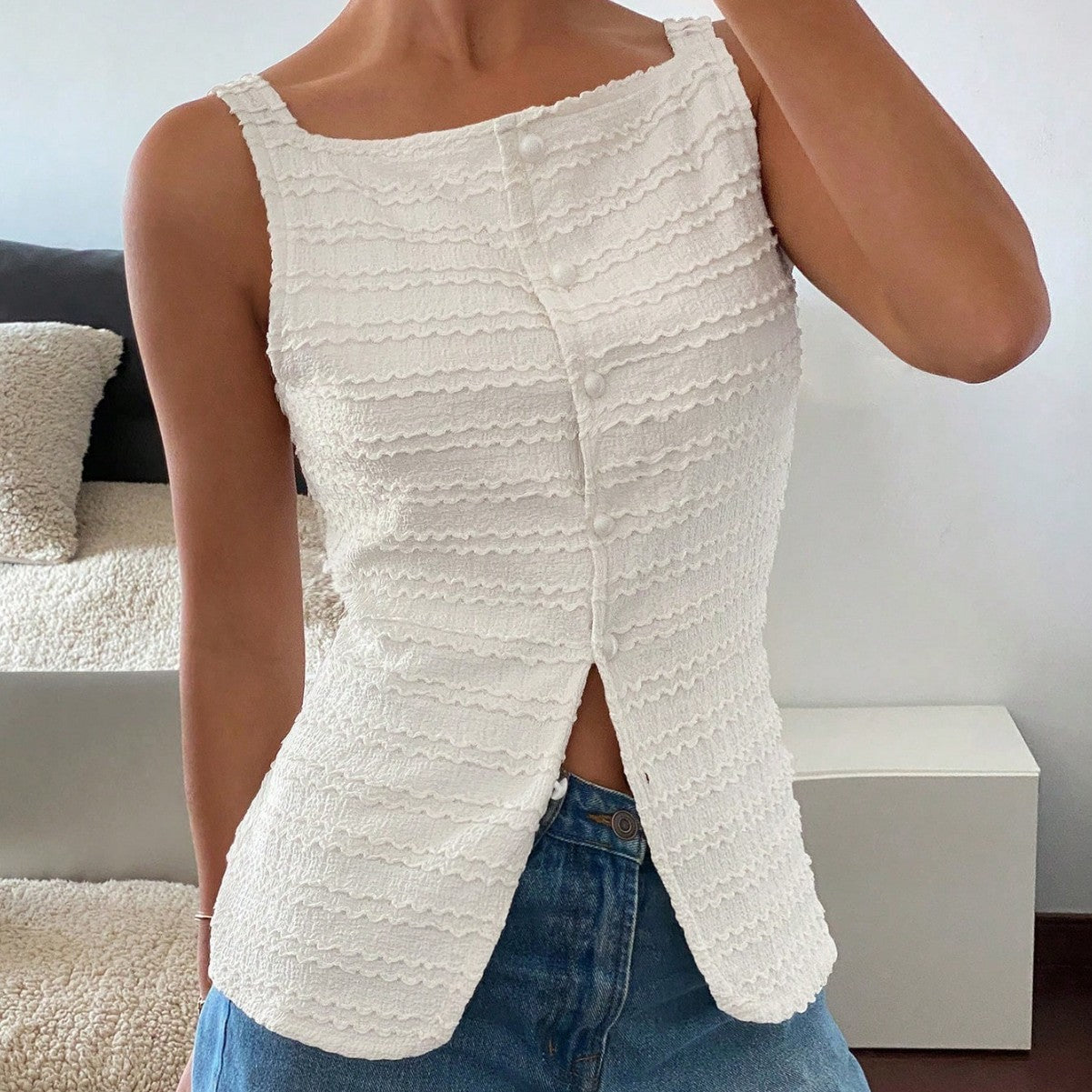 Haut femme sans manches – Coupe cintrée – Tissu texturé – Boutons – Ourlet asymétrique
