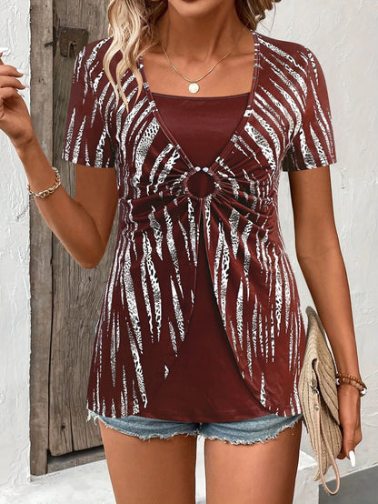 T-shirt femme – Coupe décontractée – Imprimé ethnique – Détail anneau taille – Effet superposé