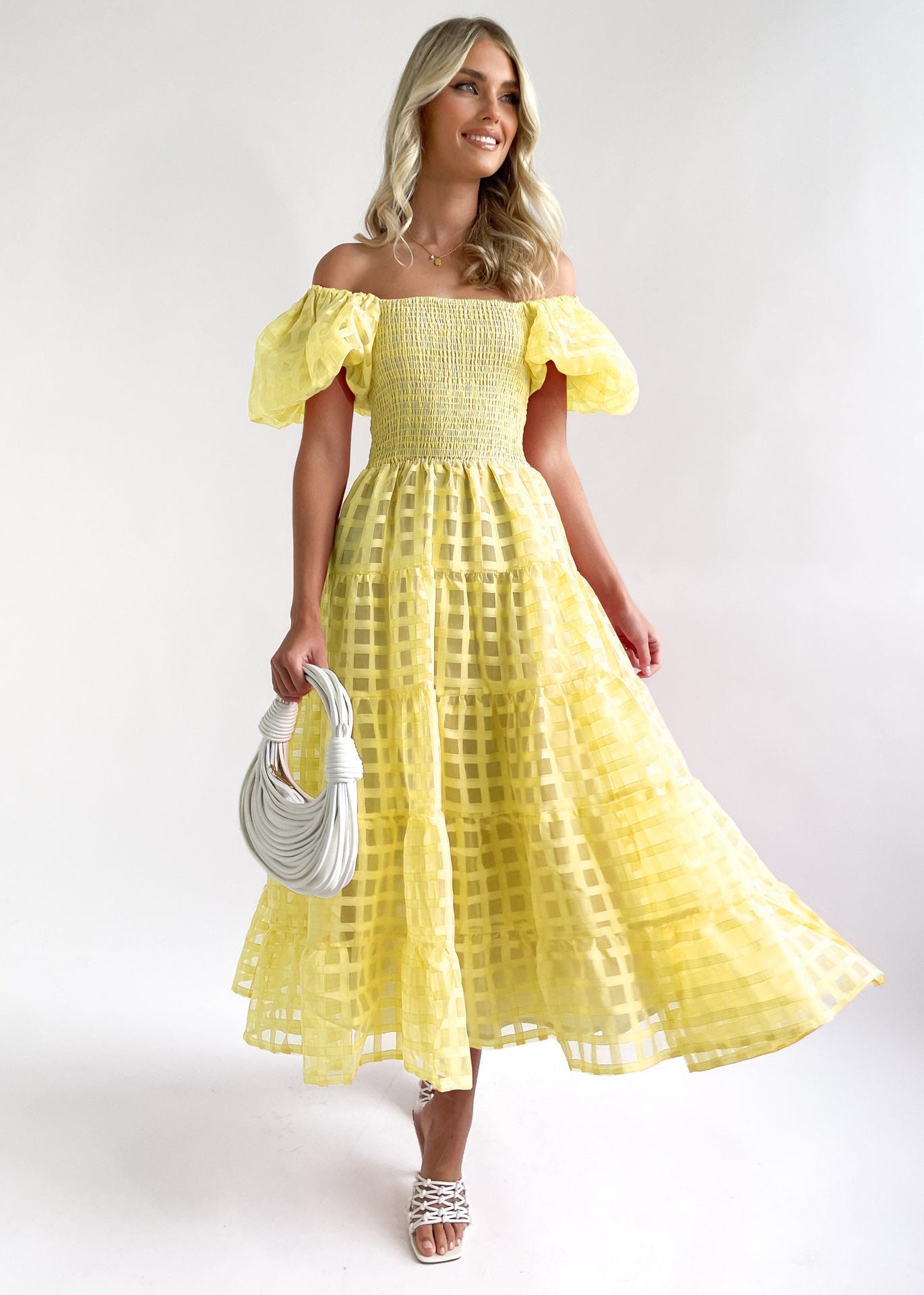 Robe longue femme – Épaules dénudées – Manches bouffantes – Taille smockée – Jupe à volants