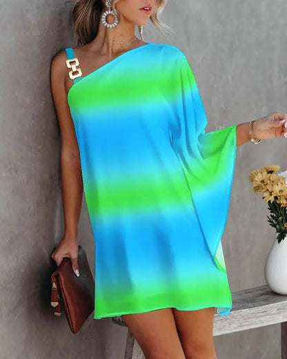 Robe femme épaules dénudées – Coupe fluide – Manche chauve-souris – Détail métal