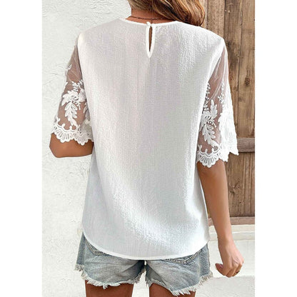 Chemisier Femme – Coupe Ample – Manches en Dentelle Transparente – Encolure en trou de serrure – Tissu Respirant