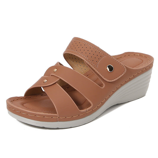 Sandales compensées femme – Bout ouvert – Design à brides rivetées – Enfilage facile