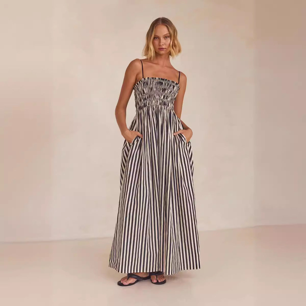 Robe femme à bretelles fines – Tissu respirant – Haut froncé – Jupe longue évasée – Poches intégrées