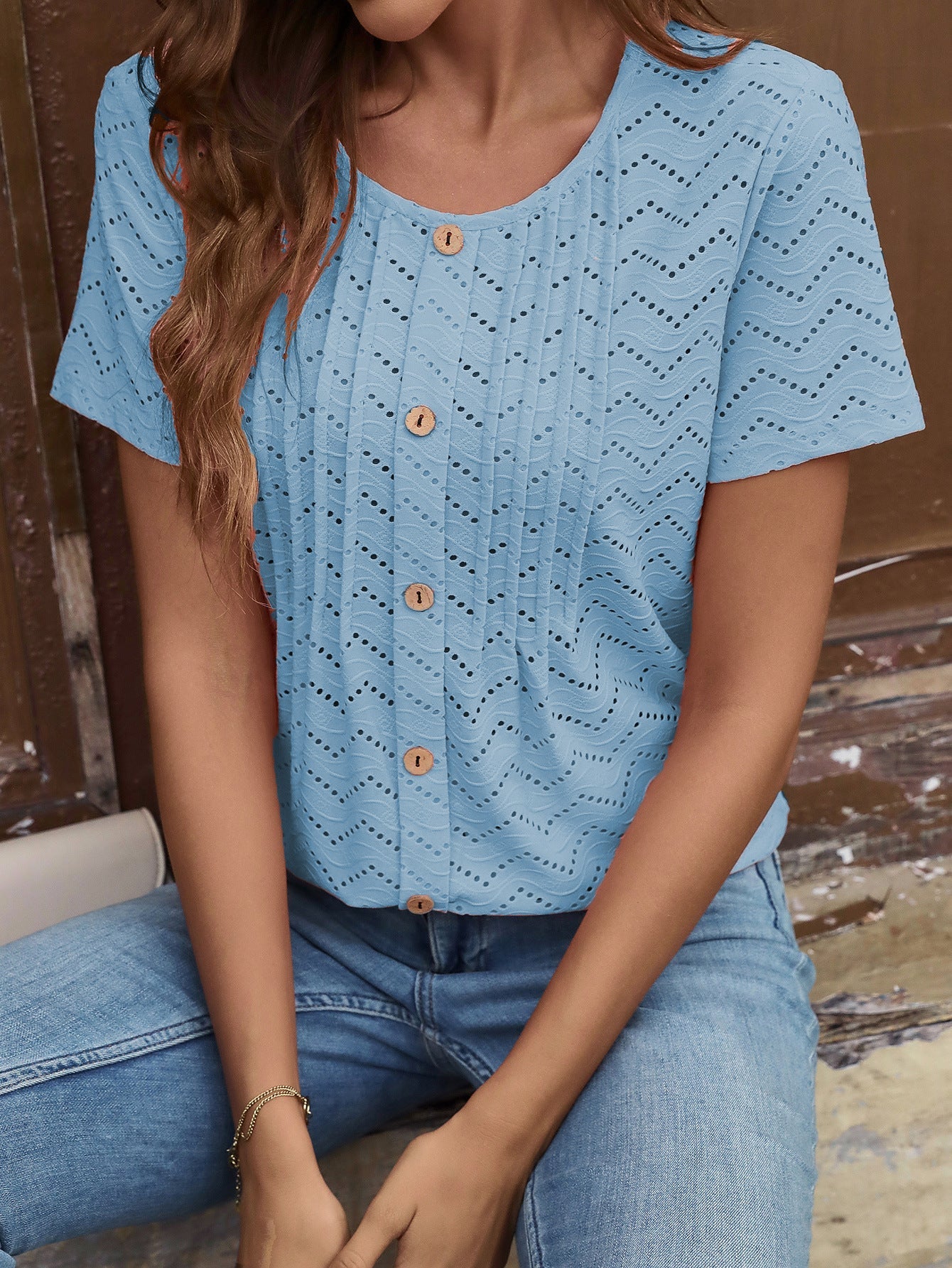 T-shirt Femme – Coupe Ample – Détails Brodés – Devant Plissé – Boutonnage Classique