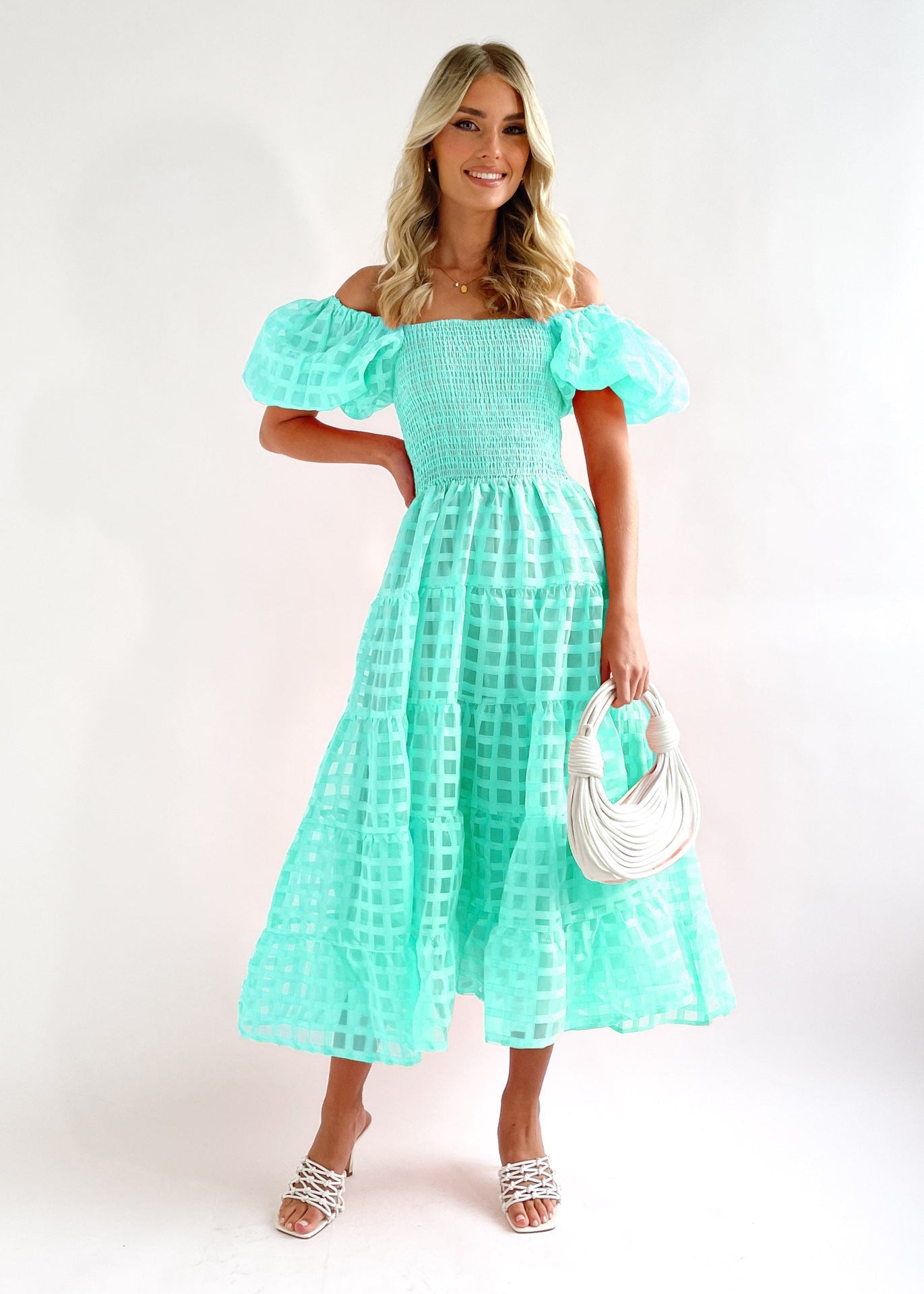 Robe longue femme – Épaules dénudées – Manches bouffantes – Taille smockée – Jupe à volants