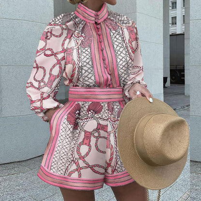 Ensemble Deux Pièces Femme – Haut à Manches Longues Bouffantes – Short – Col Montant – Tissu Luxe – Imprimé Élégant – Taille Cintrée