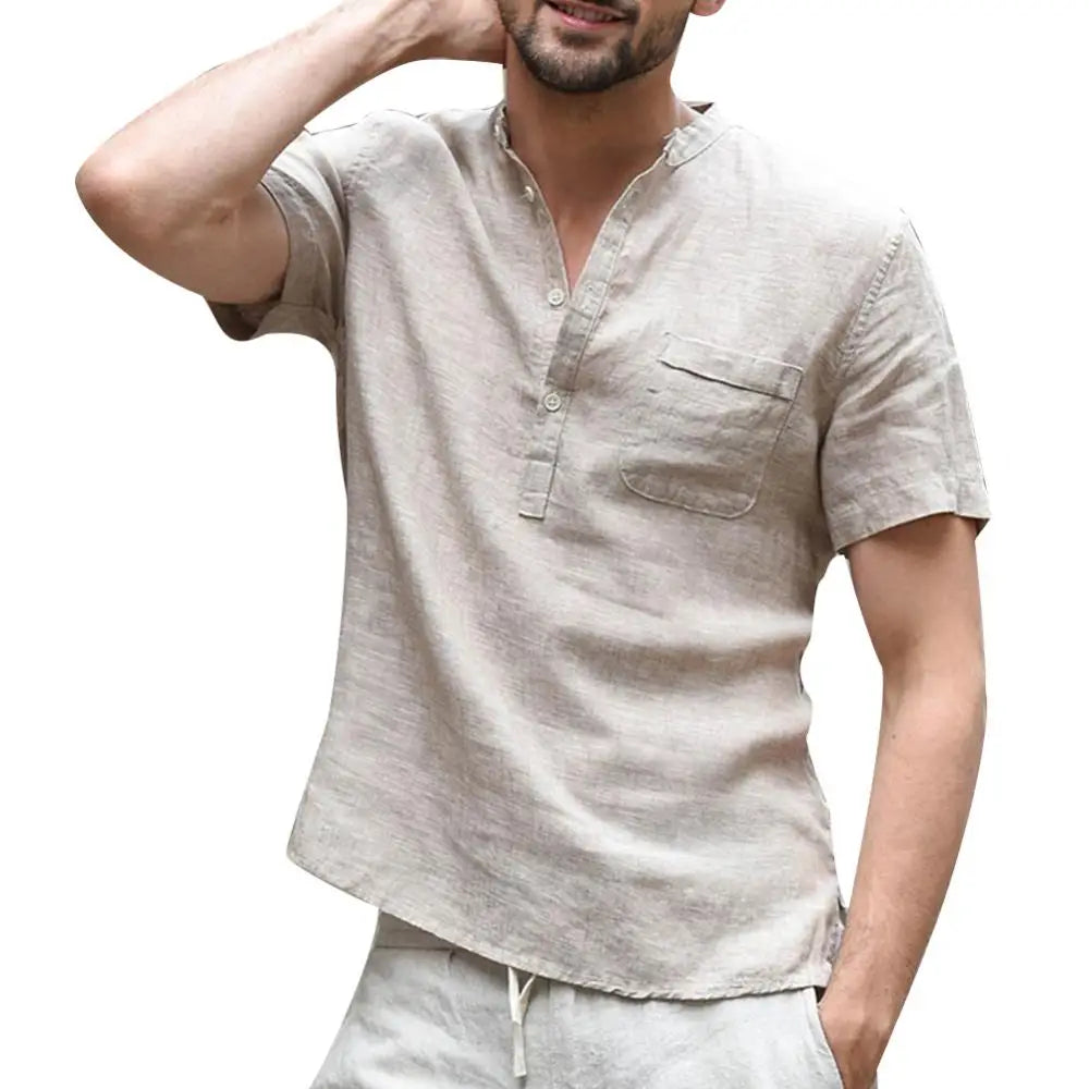 T-shirt homme – Coupe décontractée – Fibres naturelles – Manches courtes – Patte à boutons – Poche poitrine