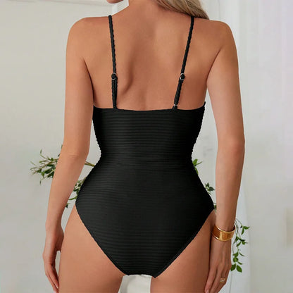 Maillot de bain femme une pièce – Décolleté plongeant – Tissu côtelé – Coupe ajustée – Détail découpé