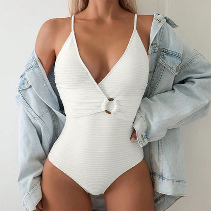 Maillot de bain femme une pièce – Décolleté plongeant – Tissu côtelé – Coupe ajustée – Détail découpé