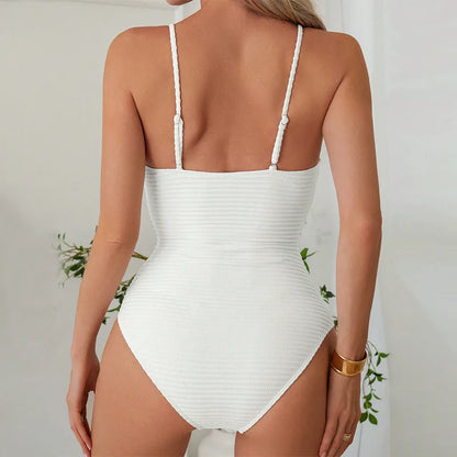 Maillot de bain femme une pièce – Décolleté plongeant – Tissu côtelé – Coupe ajustée – Détail découpé