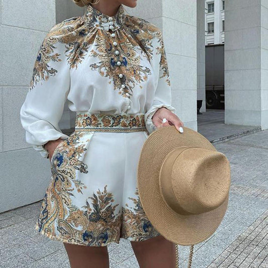 Ensemble Deux Pièces Femme – Haut à Manches Longues Bouffantes – Short – Col Montant – Tissu Luxe – Imprimé Élégant – Taille Cintrée