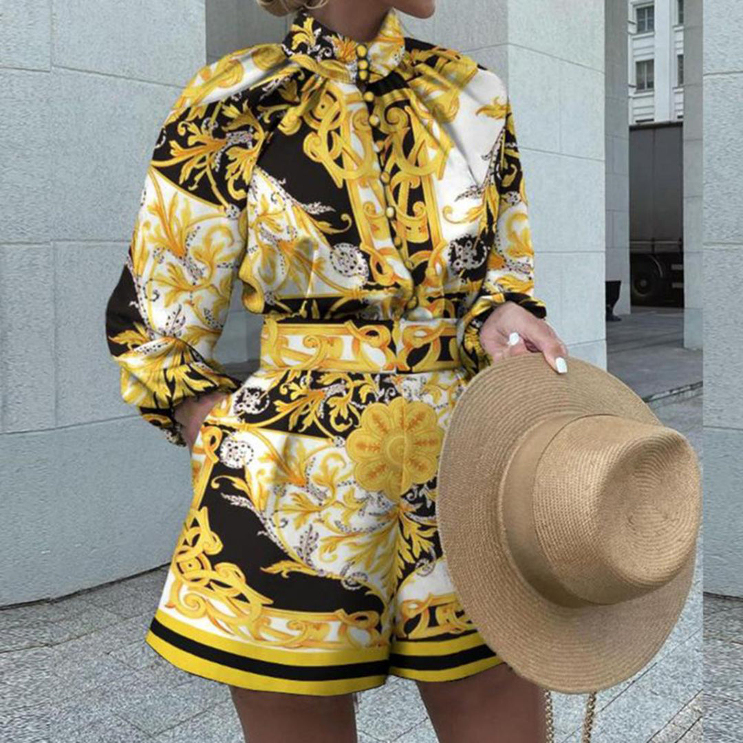 Ensemble Deux Pièces Femme – Haut à Manches Longues Bouffantes – Short – Col Montant – Tissu Luxe – Imprimé Élégant – Taille Cintrée