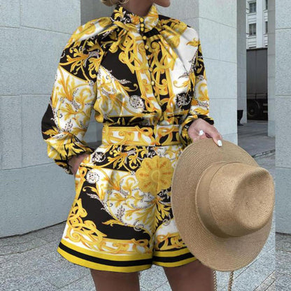 Ensemble Deux Pièces Femme – Haut à Manches Longues Bouffantes – Short – Col Montant – Tissu Luxe – Imprimé Élégant – Taille Cintrée