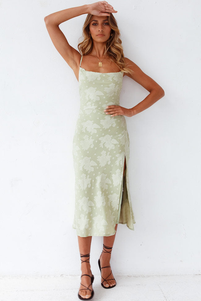 Robe Midi Femme – Coupe Ajustée – Décolleté Drapé – Tissu Luxueux – Fente Haute